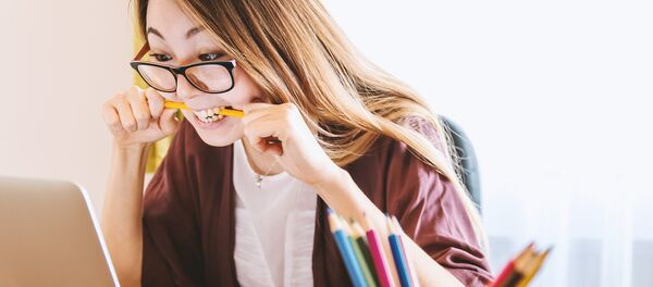 Una mujer delante de un ordenador - Sputnik Mundo