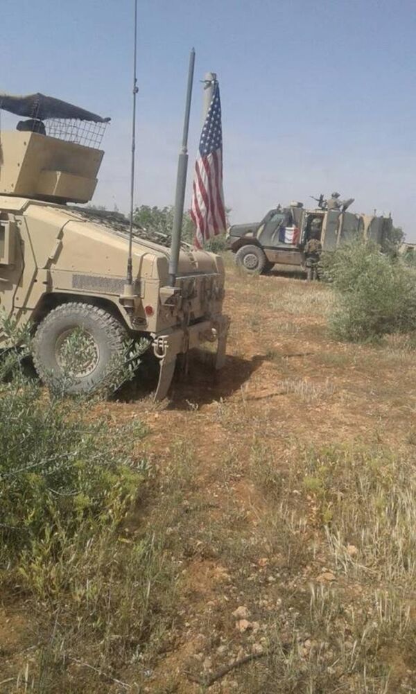 Vehículos blindados con banderas de EEUU y Francia cerca del río Sajur  - Sputnik Mundo