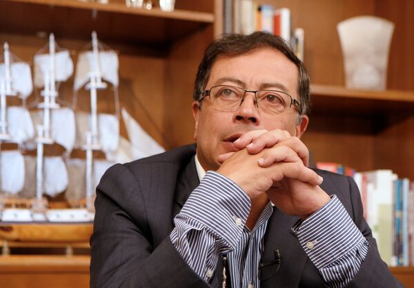 Gustavo Petro, candidato presidencial colombiano  - Sputnik Mundo