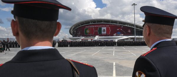 Policías rusos cerca del estadio de fútbol Kazan Arena (archivo) - Sputnik Mundo