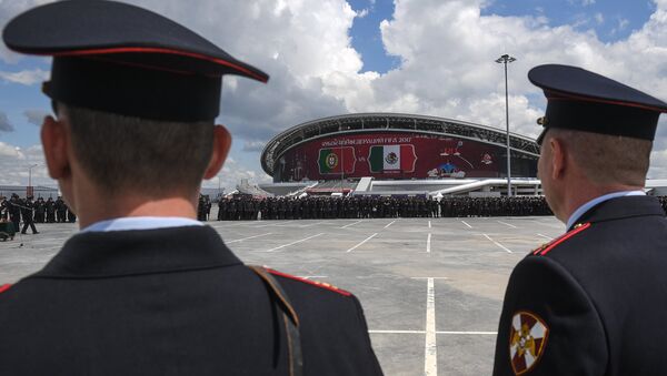 Policías rusos cerca del estadio de fútbol Kazan Arena (archivo) - Sputnik Mundo