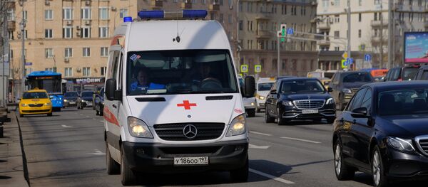 Una ambulancia en Moscú (archivo) - Sputnik Mundo