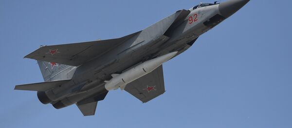 Caza MiG-31 armado con el misil hipersónico Kinzhal (archivo) - Sputnik Mundo