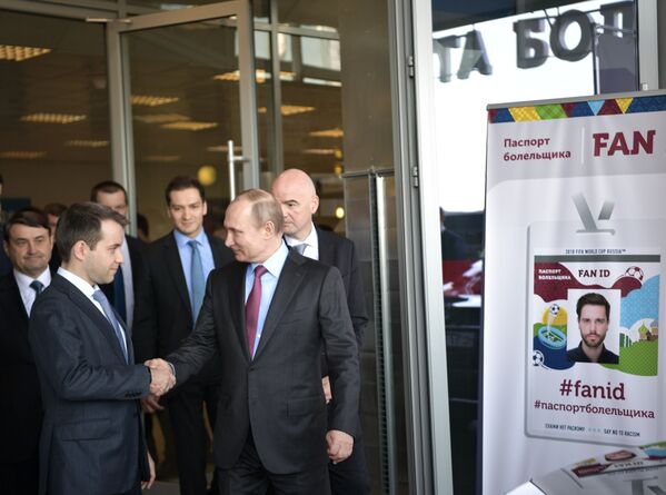 Listo para el Mundial: Putin recibe su pasaporte de hincha - Sputnik Mundo