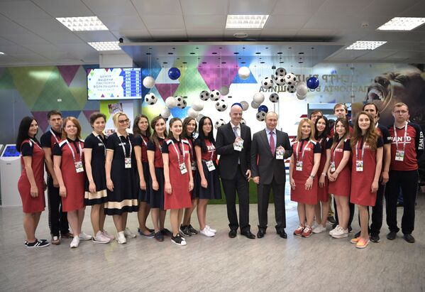 Listo para el Mundial: Putin recibe su pasaporte de hincha - Sputnik Mundo