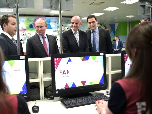 Listo para el Mundial: Putin recibe su pasaporte de hincha - Sputnik Mundo