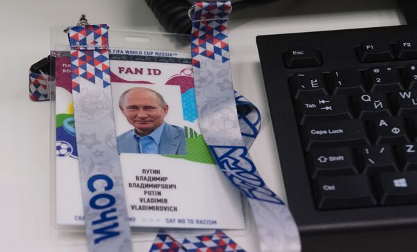Listo para el Mundial: Putin recibe su pasaporte de hincha - Sputnik Mundo