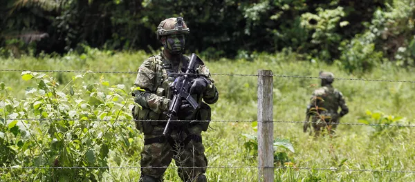 Militares colombianos en la frontera con Ecuador Militares colombianos en la frontera con Ecuador - Sputnik Mundo