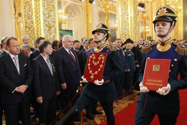 Las guardias de honor del Kremlin llevan la Insignia y la Constitución de Rusia para la ceremonia de la investidura del presidente ruso Las guardias de honor del Kremlin llevan la Insignia y la Constitución de Rusia para la ceremonia de la investidura del presidente ruso - Sputnik Mundo