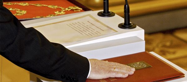 El ejemplar especial de la Constitución de Rusia - Sputnik Mundo