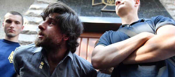 Radicales ucranianos detienen a un brasileño, Rafael Lusvarghi, que luchó en Donbás Radicales ucranianos detienen a un brasileño, Rafael Lusvarghi, que luchó en Donbás - Sputnik Mundo