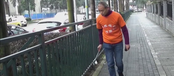 El millonario Zhong Congrong recoge la basura de su ciudad, Chongqing - Sputnik Mundo