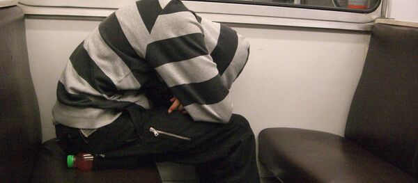 Hombre durmiendo en el tren - Sputnik Mundo
