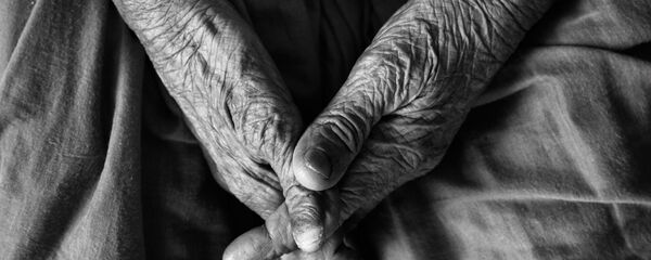 Manos de anciano  - Sputnik Mundo