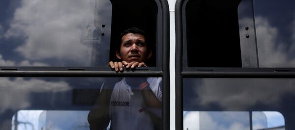 Un migrante venezolano en Brasil - Sputnik Mundo