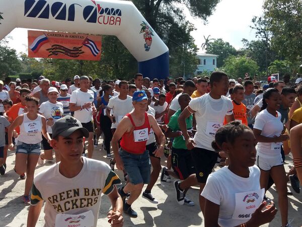 Corredores rusos y cubanos en Carrera de la Amistad - Sputnik Mundo