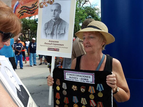 Svetlana Alexeeva rinde honores a su padre, combatiente en la II Guerra Mundial  - Sputnik Mundo