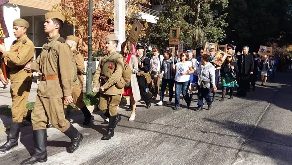 Comunidad rusa en Chile realiza el Regimiento Inmortal en las calles de Santiago