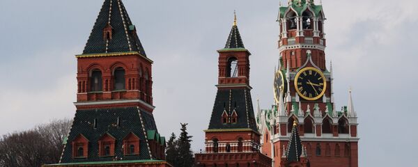 Las torres Nabatnaya, Konstantino−Eléninskaya y Spásskaya de Kremlin de Moscú - Sputnik Mundo
