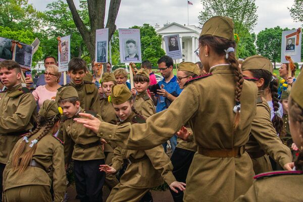 El Regimiento Inmortal continúa su marcha por el mundo - Sputnik Mundo