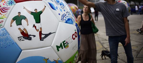 Una pieza que simboliza a México del Ball Parade Russia 2018 en el Paseo de la Reforma en la Ciudad de México - Sputnik Mundo