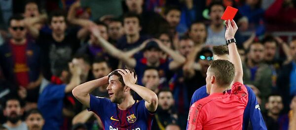 El árbitro español, Alejandro Hernández Hernández, en el partido disputado entre Barcelona y el Real Madrid - Sputnik Mundo