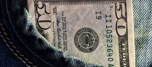 Billetes de dólares en un bolsillo - Sputnik Mundo