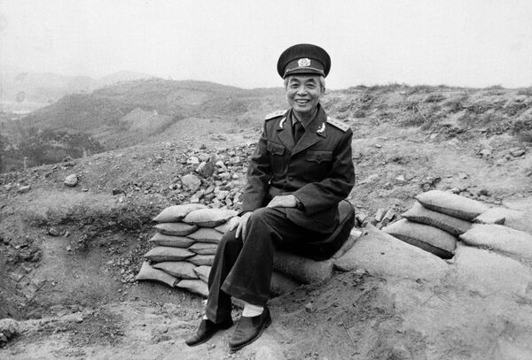 Vo Nguyen Giap, a sus 100 años sentado sobre un búnker francés en Dien Bien Phu - Sputnik Mundo