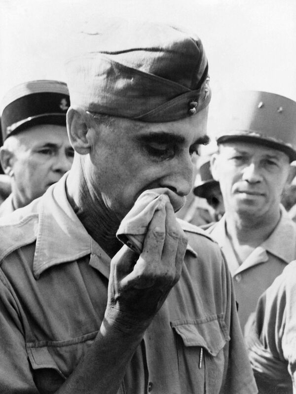 El general de brigada francés Christian de Castries, llora al escuchar las notas del himno nacional de Francia en Hanói tras aceptar la rendición.  - Sputnik Mundo