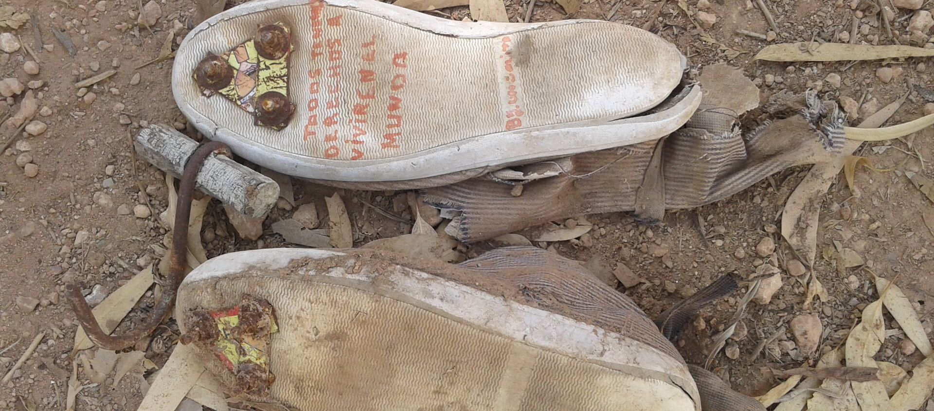 Fotografía de unas zapatillas con clavos en las suelas y un garfio de metal, que los inmigrantes indocumentados utilizan para saltar las vallas de Ceuta y Melilla, España. - Sputnik Mundo, 1920, 08.05.2018