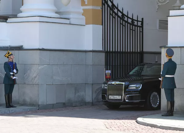 Putin estrena la nueva limusina rusa Kortezh