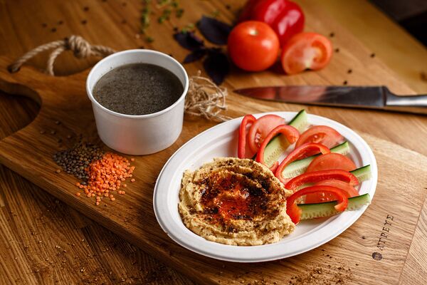 El humus casero en el restaurante Meatball Box - Sputnik Mundo