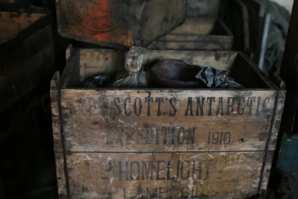 Caja con reservas de aceite de lámpara en la chabola de Scott - Sputnik Mundo