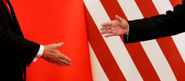 Las manos del presidente chino, Xi Jinping, y del presidente de EEUU, Donald Trump - Sputnik Mundo