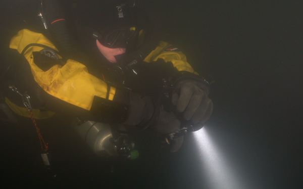 Buceadores estudian las profundidades del lago artificial de Gazivode - Sputnik Mundo