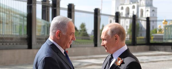 El primer ministro de Israel, Benjamín Netanyahu y el presidente de Rusia, Vladímir Putin, en la víspera del desfile del Día de la Victoria en la Plaza Roja, Moscú, Rusia - Sputnik Mundo