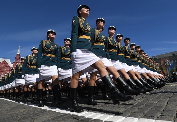 Las cadetes de la Universidad Militar del Ministerio de Defensa de Rusia, durante el Desfile del Día de la Victoria en la Plaza Roja - Sputnik Mundo