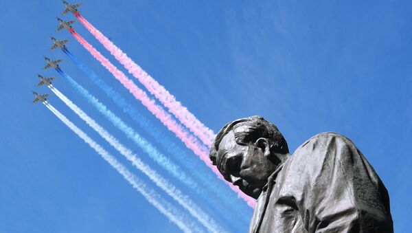 Aviones de asalto ruso Su-25 durante el Desfile del Día de la Victoria en la Plaza Rusia, Moscú, Rusia - Sputnik Mundo