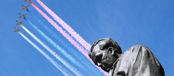 Aviones de asalto ruso Su-25 durante el Desfile del Día de la Victoria en la Plaza Rusia, Moscú, Rusia - Sputnik Mundo