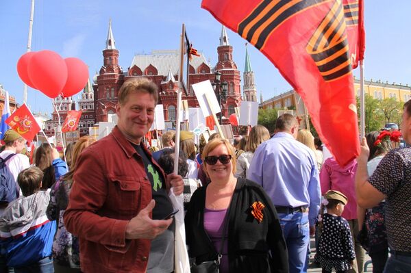 Olga y Dmitri Kárpov durante la marcha del Regimiento Inmortal - Sputnik Mundo