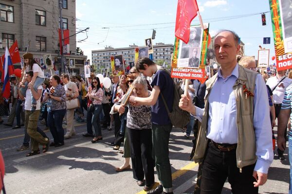 Evgueni Sultánov (drcha.) con el retrato de su abuelo, Vasili Sultánov que participó en la guerra en las tropas de ingenieros - Sputnik Mundo
