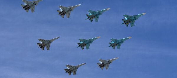 Aviones Su-30 y Su-35 durante el Desfile del Día de la Victoria en la Plaza Rusia, Moscú, Rusia - Sputnik Mundo