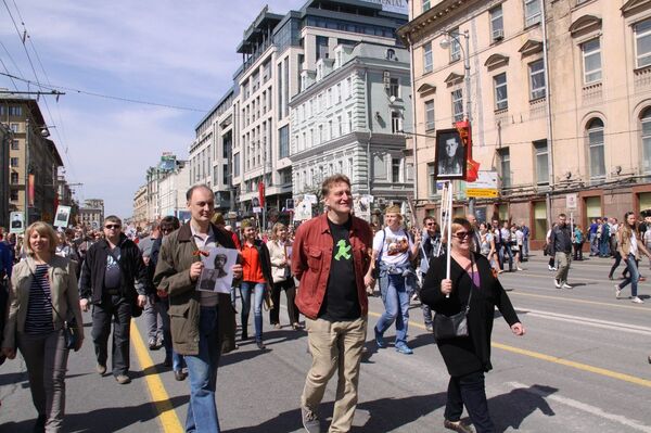 Olga y Dmitri Kárpov y  Evgueni Sultánov durante la marcha del Regimiento Inmortal - Sputnik Mundo