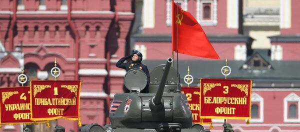El tanque T-34 da inicio a la parte mecanizada del Desfile de la Victoria de 2018 - Sputnik Mundo