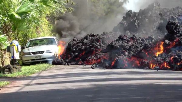 La lava del volcán hawaiano Kilauea hace arder y devora un Ford Mustang aparcado en una carretera La lava del volcán hawaiano Kilauea hace arder y devora un Ford Mustang aparcado en una carretera - Sputnik Mundo