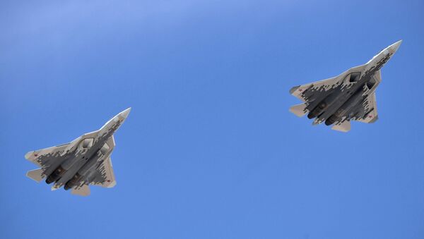 Dos Su-57, cazas polivalentes rusos, en el desfile militar de la Victoria - Sputnik Mundo