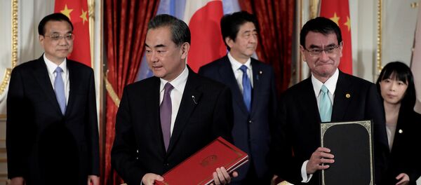 De izquierda a derecha, el primer ministro chino, Li Keqiang, el ministro de Exteriores chino, Wang Yi, el primer ministro japonés, Shinzo Abe, y el de Exteriores, Taro Kono, durante la reunión en Japón el 9 de mayo de 2018. - Sputnik Mundo