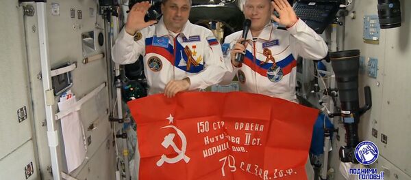 Los cosmonautas rusos felicitan a sus compatriotas con motivo del Día de la Victoria - Sputnik Mundo