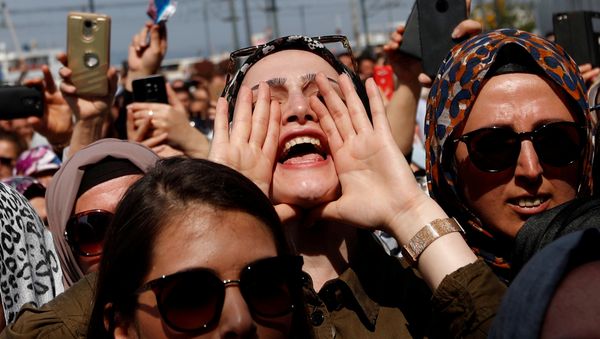 Partidarios del presidente turco, Recep Tayyip Erdogan, en Estambul, Turquía (imagen referencial) Partidarios del presidente turco, Recep Tayyip Erdogan, en Estambul, Turquía (imagen referencial) - Sputnik Mundo