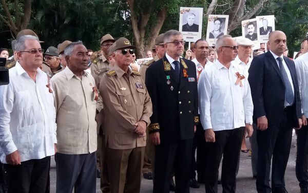 La ceremoniadel homenaje en la tumba del Soldado Internacionalista Soviético - Sputnik Mundo